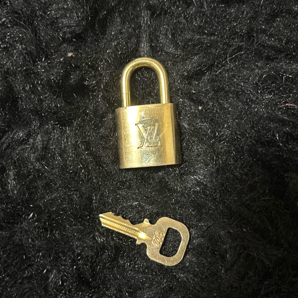 Gold Louis Vuitton lock & key #322😍